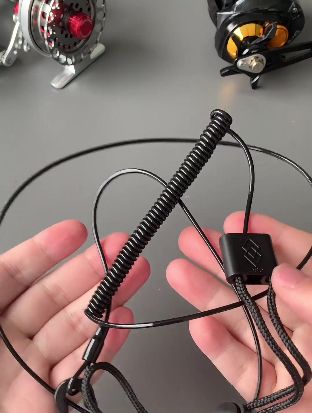 出门钓鱼带上“钢丝失手绳”,再也不怕鱼竿被鱼拖走了