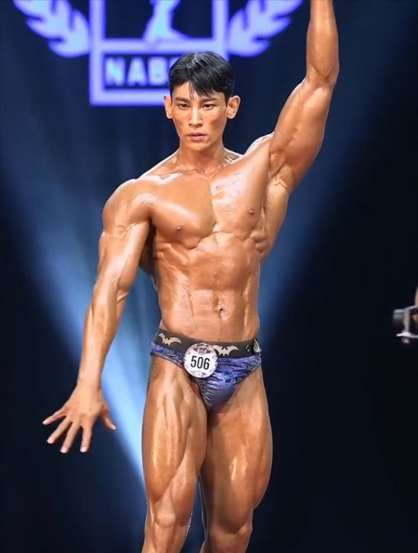 就喜欢这样既精瘦又健壮的身材 肌肉男