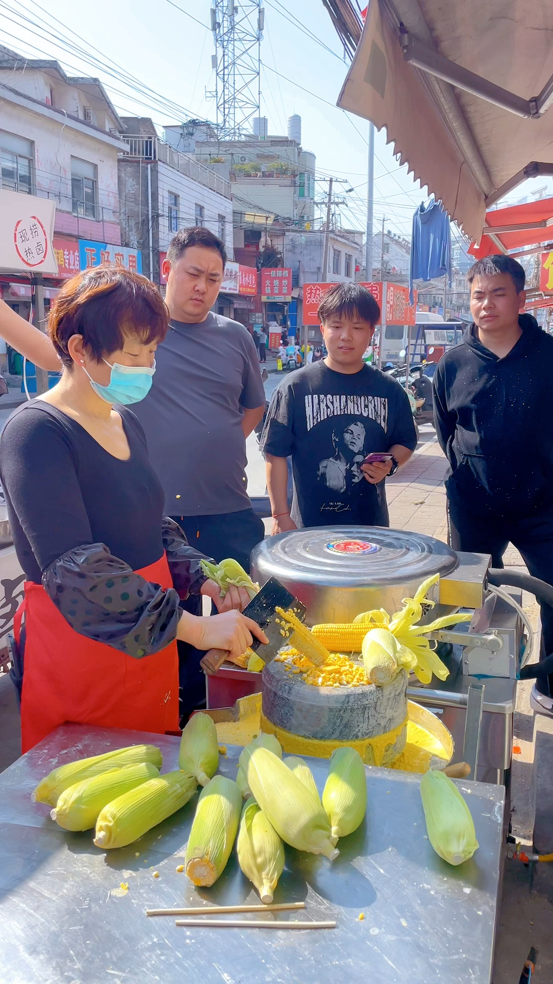 石磨特色玉米饼,一出摊就被大家包围
