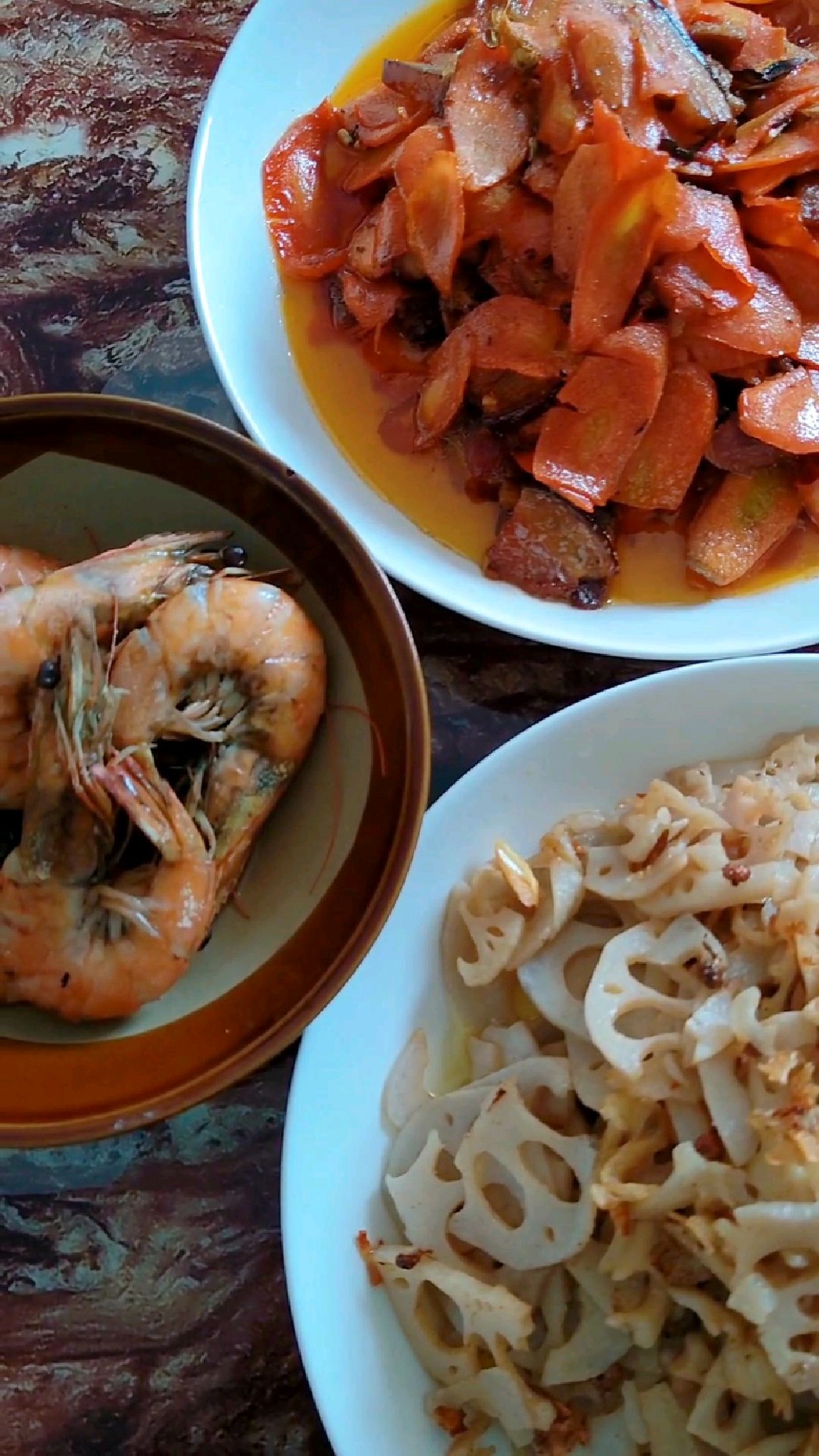 腊肉炒胡萝卜、炒藕片,煮几只基围虾