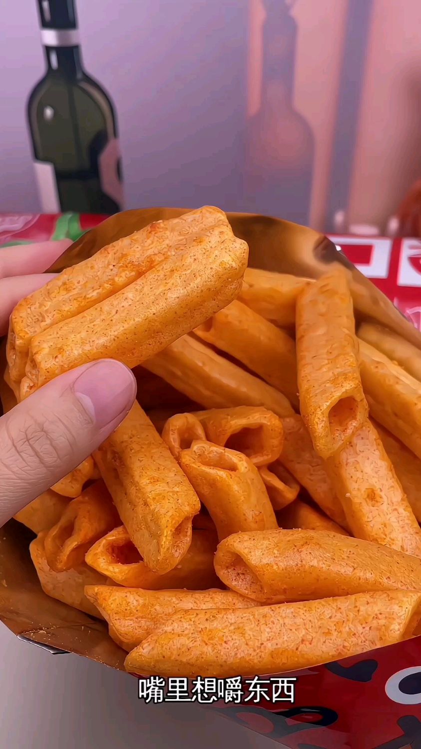 看电视追剧,嘴里想嚼东西,来一包一口番虾条吧!
