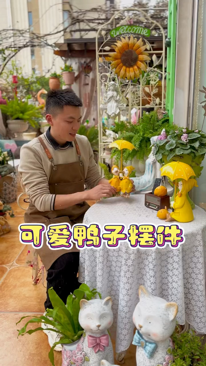 这对小黄鸭也太可爱了!打着小伞,在雨中漫步,温馨又浪漫!