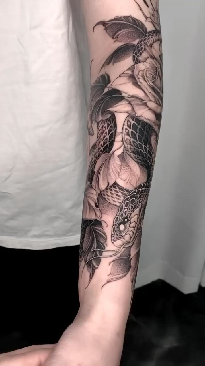 北京纹身/男生手臂素花蛇纹身