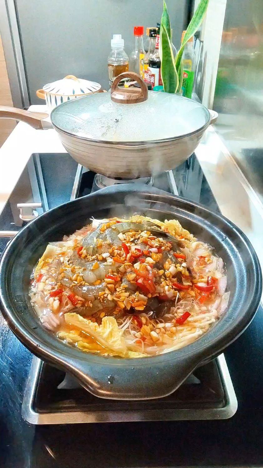崽儿点的虾仁粉丝煲,周末就是要满足你们的味蕾,好好吃饭~
