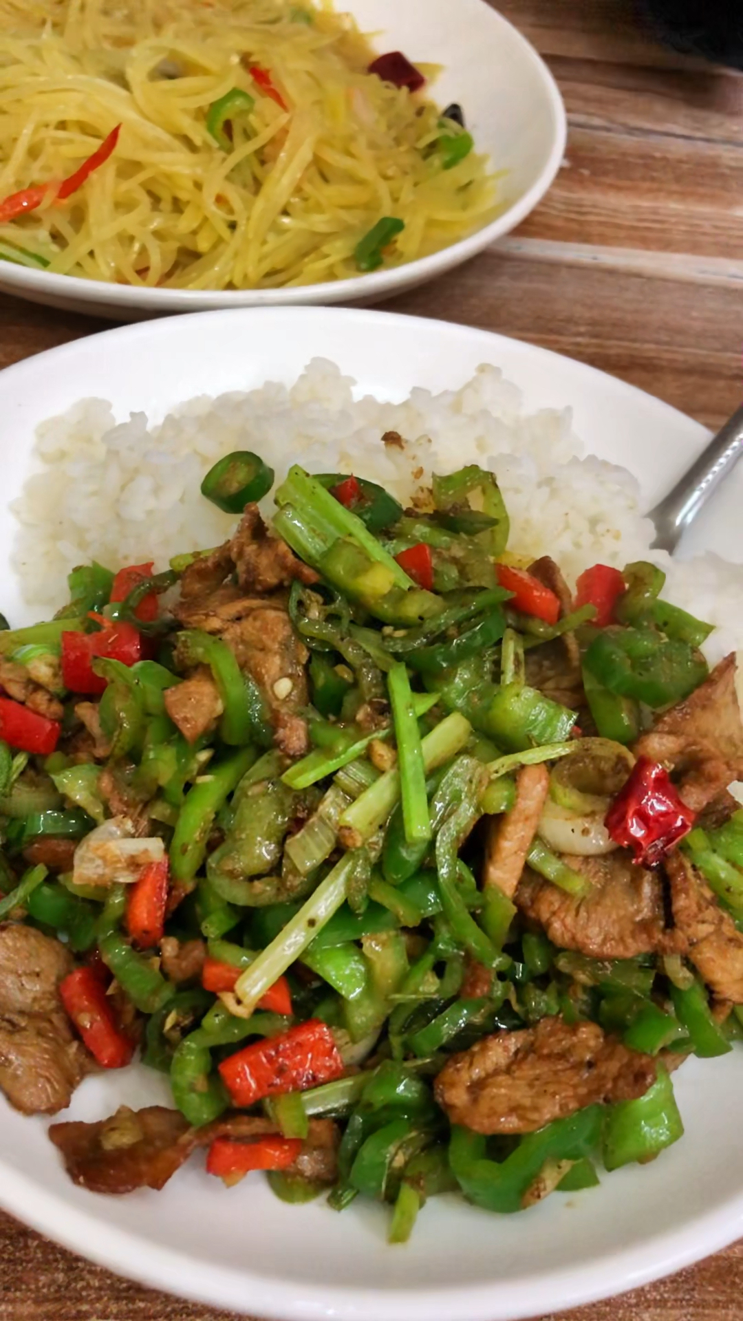 #寻味主理人#到宁陕吃午饭,酸辣土豆丝、小炒肉盖饭,花了27