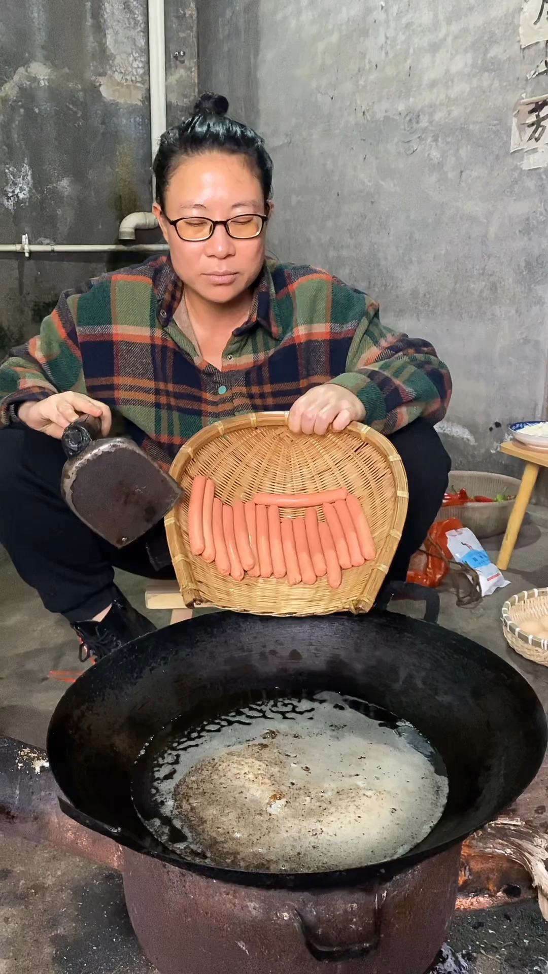 今天给妹妹做一道新菜,火腿肠煎鸡蛋