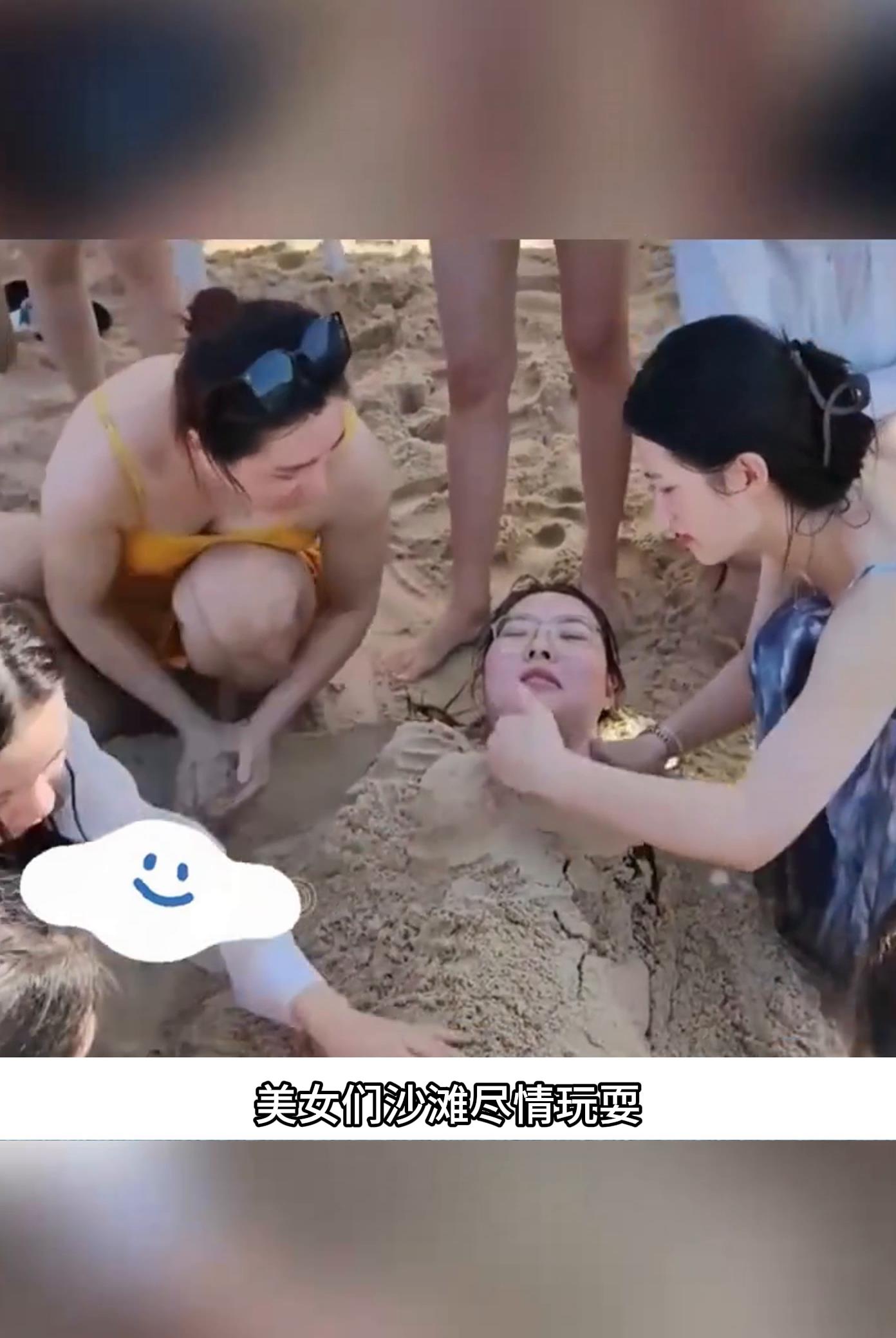 美女们沙滩上堆美人鱼,这大胸真是抢眼!