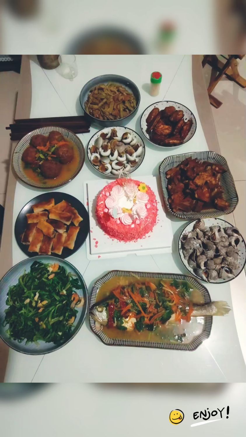 家庭生日宴,家常菜品简单可口,合家团圆,亲情温馨,饭菜味香!