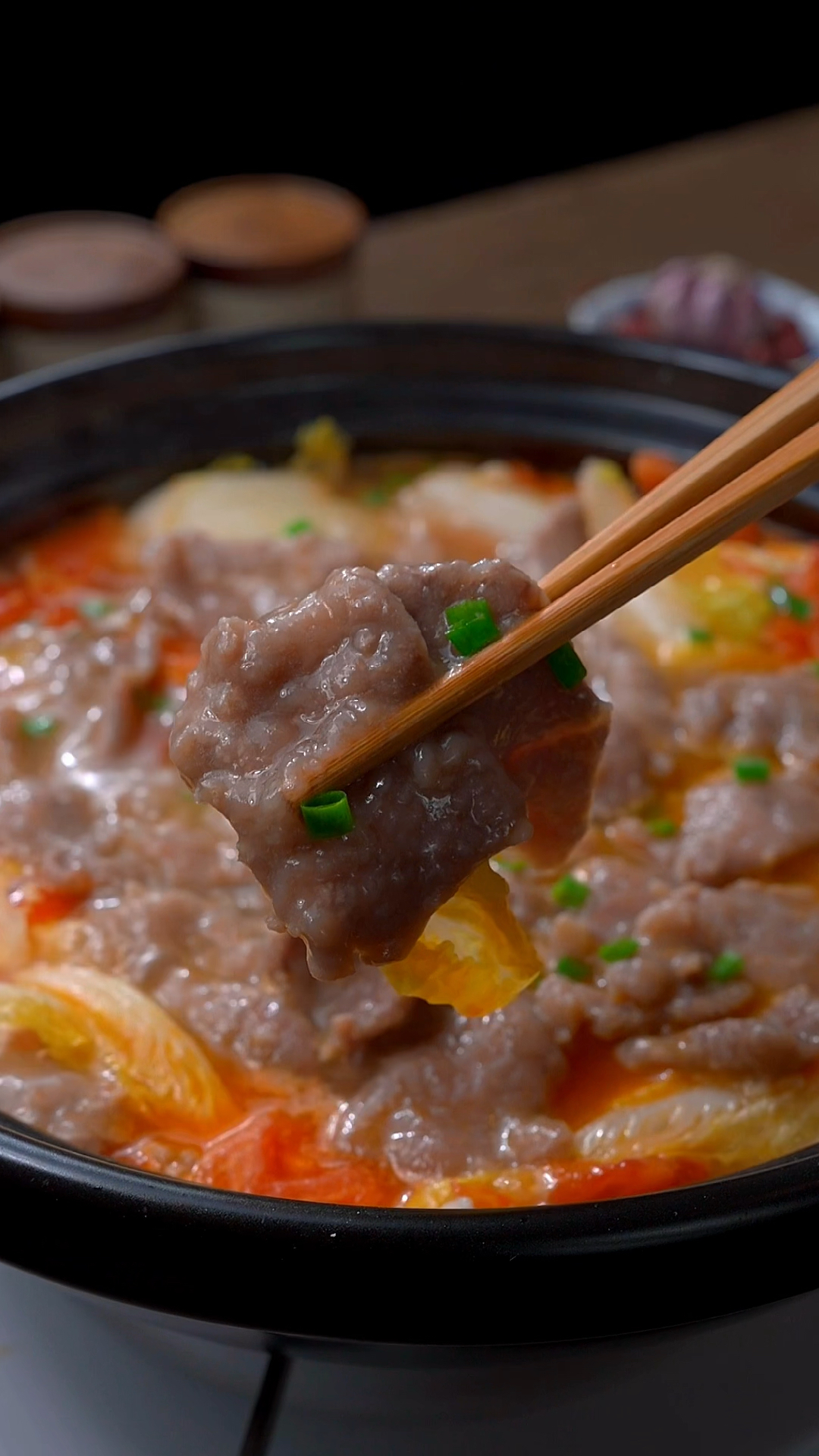 不知道吃什么了,那就来上一锅番茄滑肉,汤鲜味美、营养好喝,大人孩子都喜欢