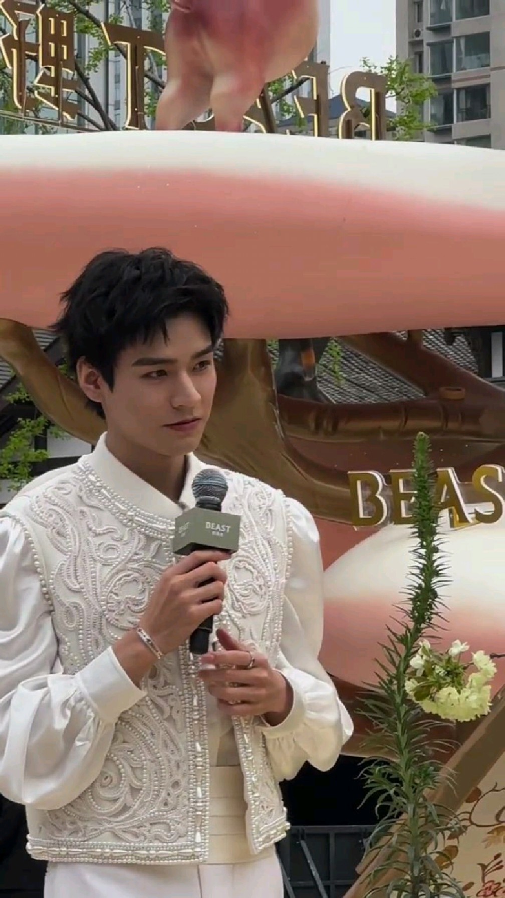 龚俊野兽派新香发布会,今天是白马王子!