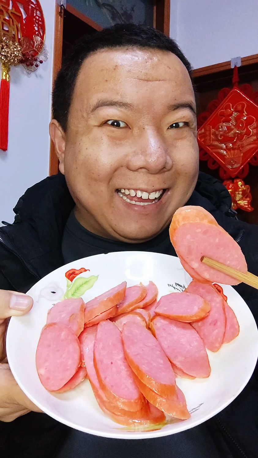 钵钵鸡钵啊钵钵鸡一元一盘手掰肠吃上一吃小味嘎嘎香