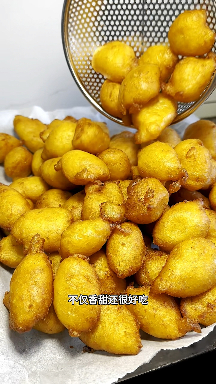 家里吃不完的红薯,拿来做红薯粑粑吃香味扑鼻、外酥里嫩