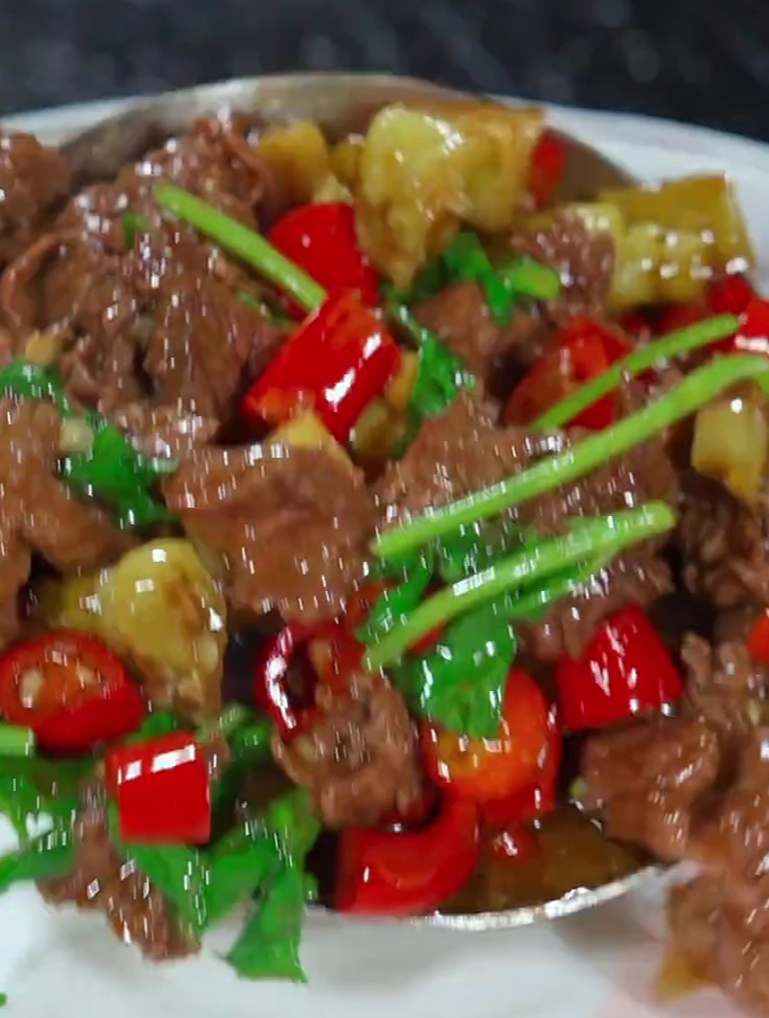 这道小炒黄牛肉都做成了招牌菜,做出来香辣开胃,非常鲜嫩