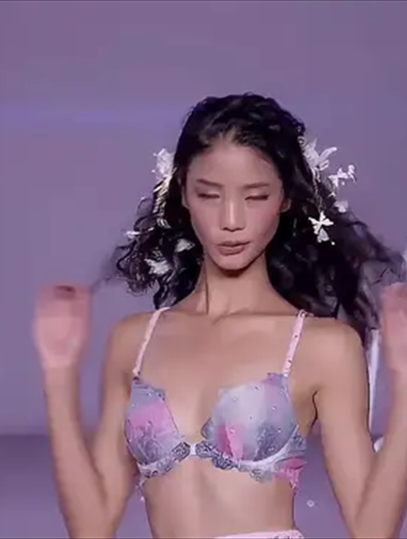王艺穿着彩虹Bra配鱼尾裙!完美勾勒蜜桃臀!这波走秀不输维密!