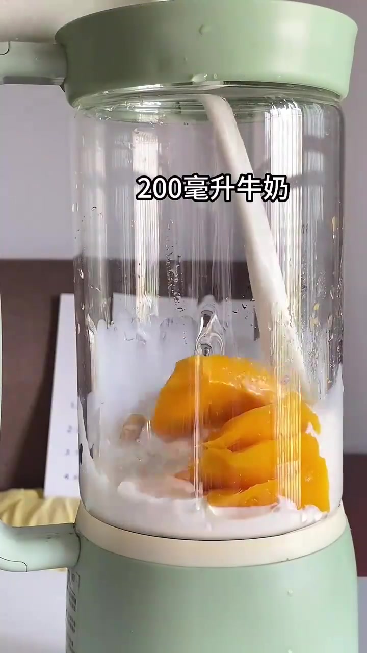 超级美味雪顶芒果奶昔,浓郁的香气让我的味蕾狂舞