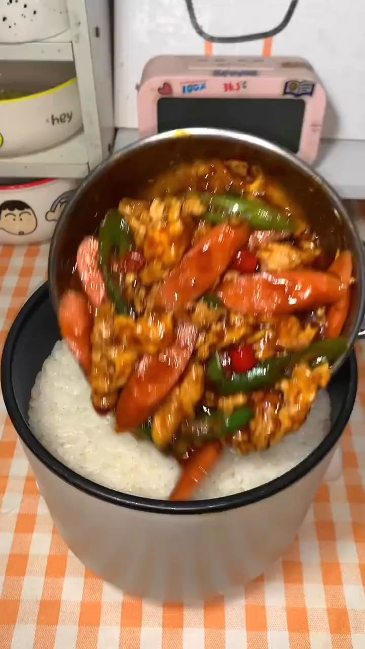 青椒鸡蛋火腿肠盖饭
