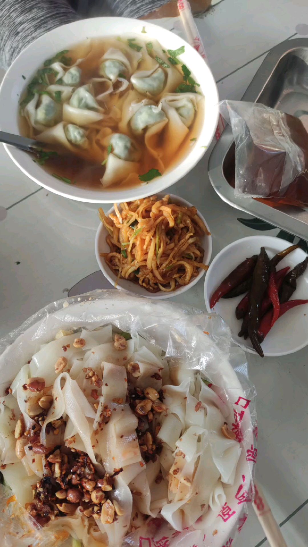 来赞皇县育新北街早餐摊吃早点,满满人间烟火气,素馅小馄饨好吃