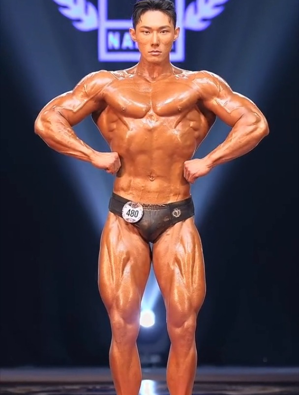 强壮的帅哥肌肉男,人帅身材更棒 肌肉男