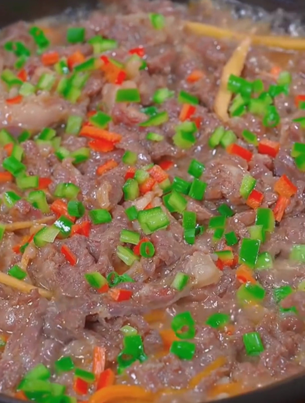 好吃的金针菇牛肉煲