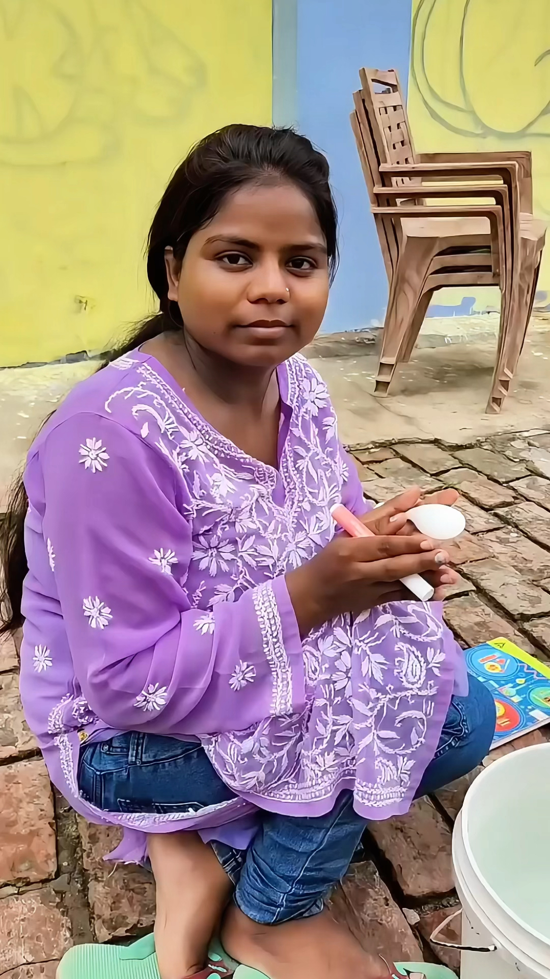 国外的牛人真多,女人把画在水中脱模