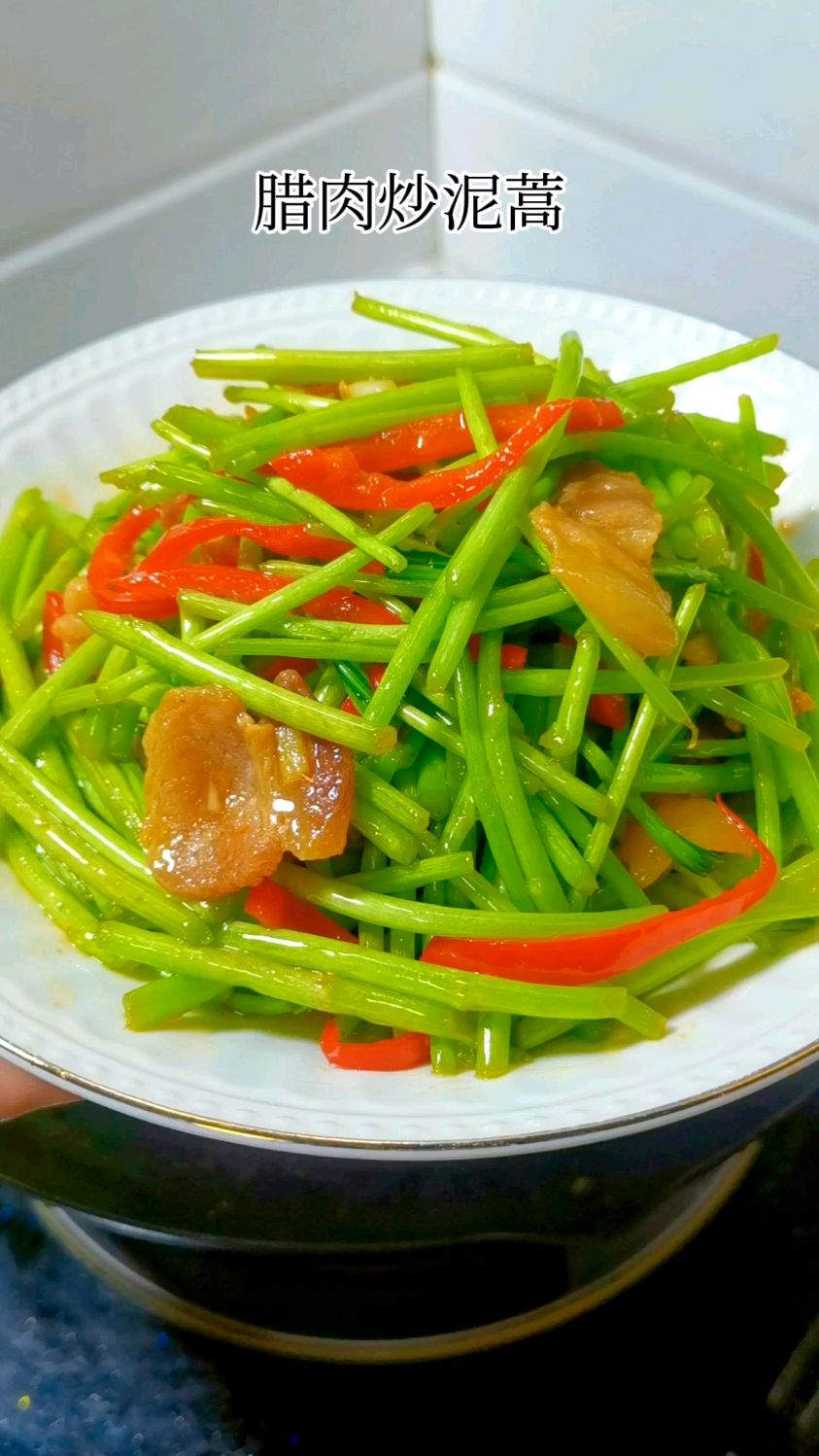 现在正是吃藜蒿的季节,餐桌上少不了一盘藜蒿炒腊肉