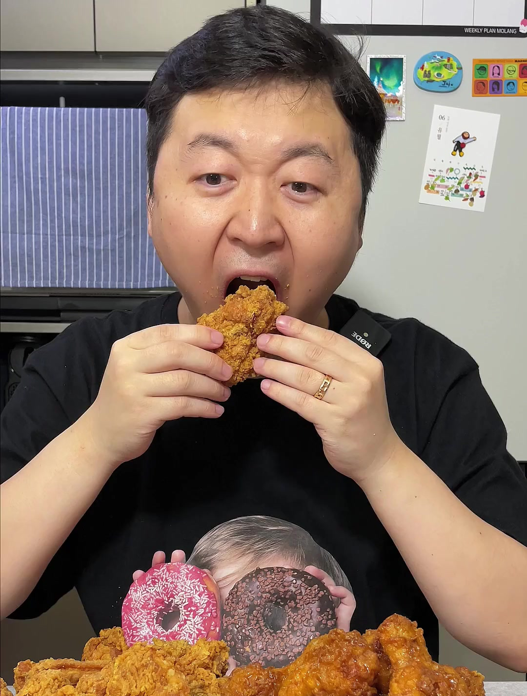韩国又出新炸鸡了,鸡腿里面给你加芝士,又给你配泡面