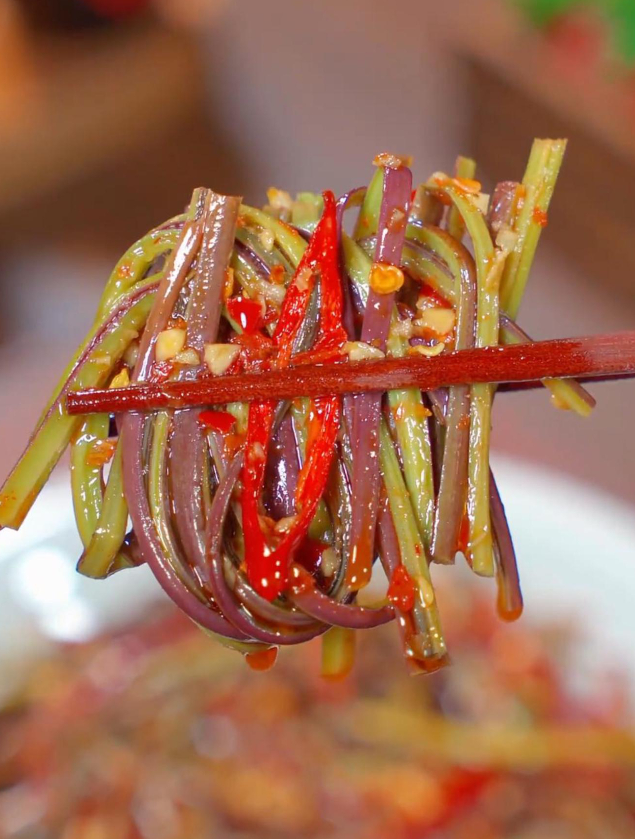 蕨菜买不怎么吃,教你正确的凉拌蕨菜做法,酸辣脆爽,开胃解腻