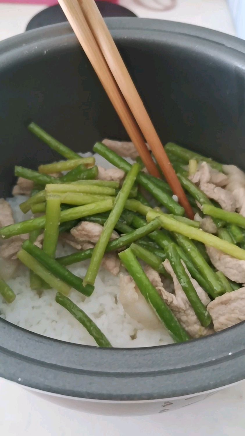 自己做的蒜苔炒肉盖浇饭,感觉还不错