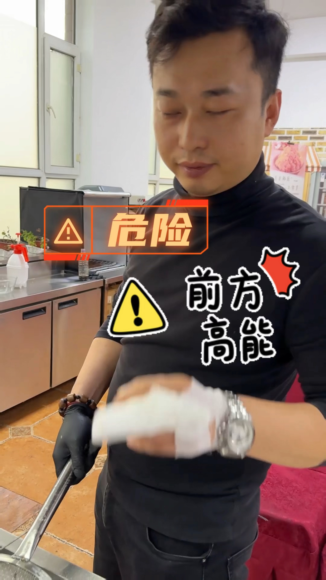 韩式炸鸡盒子里面的年糕一天炸100斤