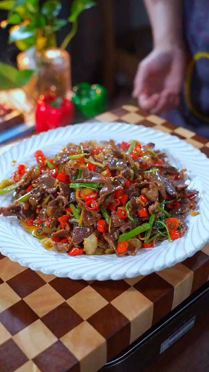 很多人在问酸辣鸡杂要不要焯水,怎么腌制,今天我就分享这个做法