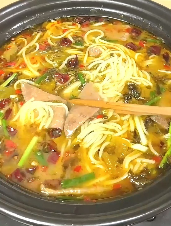 想吃重庆的酸菜米线再也不用跑去重庆了,自己在家就能做