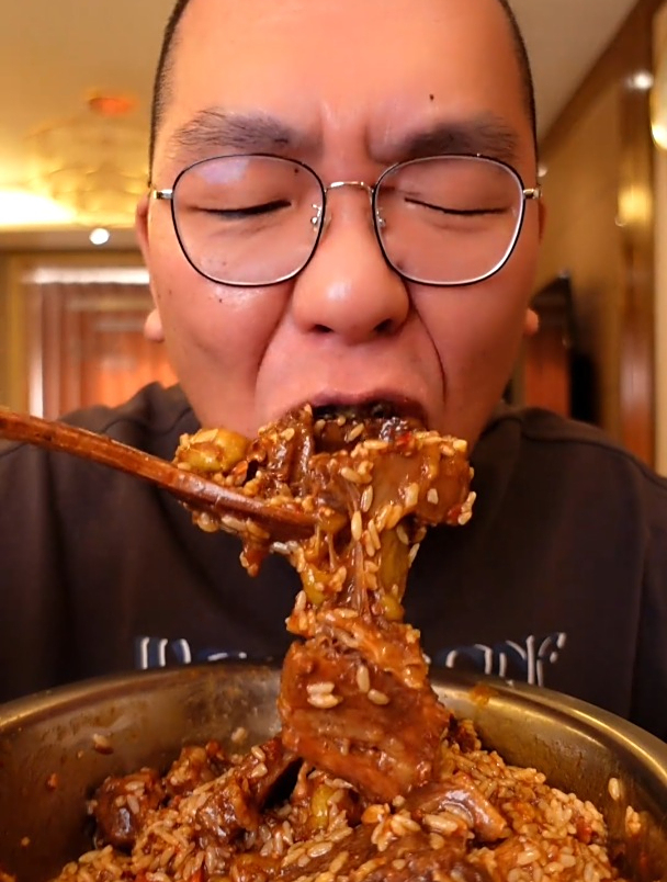 平姐给我做了一份扒牛肉烧茄子羊肉串盖饭,凑合整口得了!