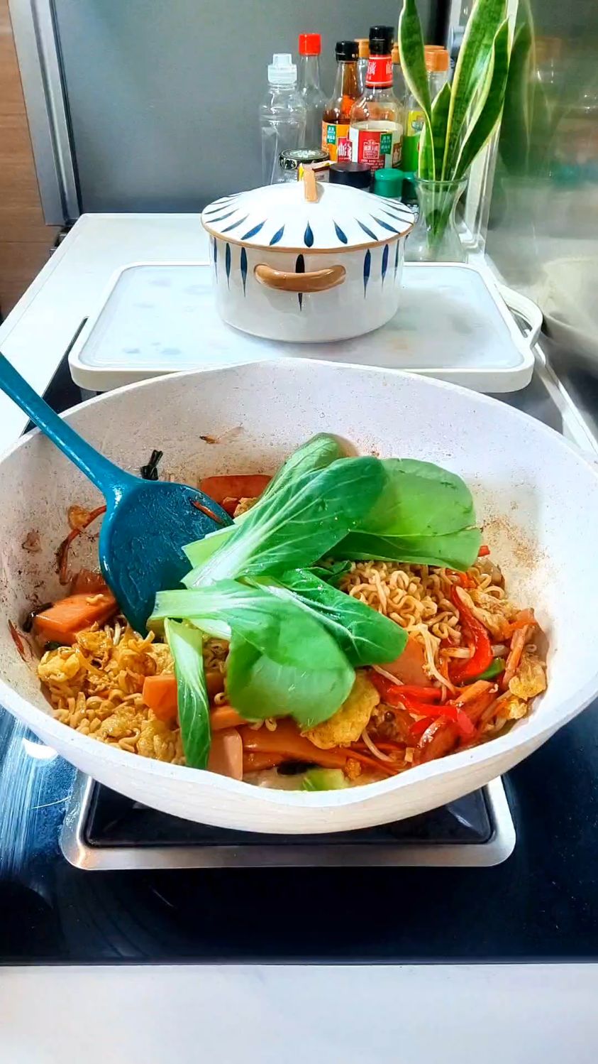 给夜归的他做一碗炒面,哪有什么轰轰烈烈,回家有人做饭就是幸福~