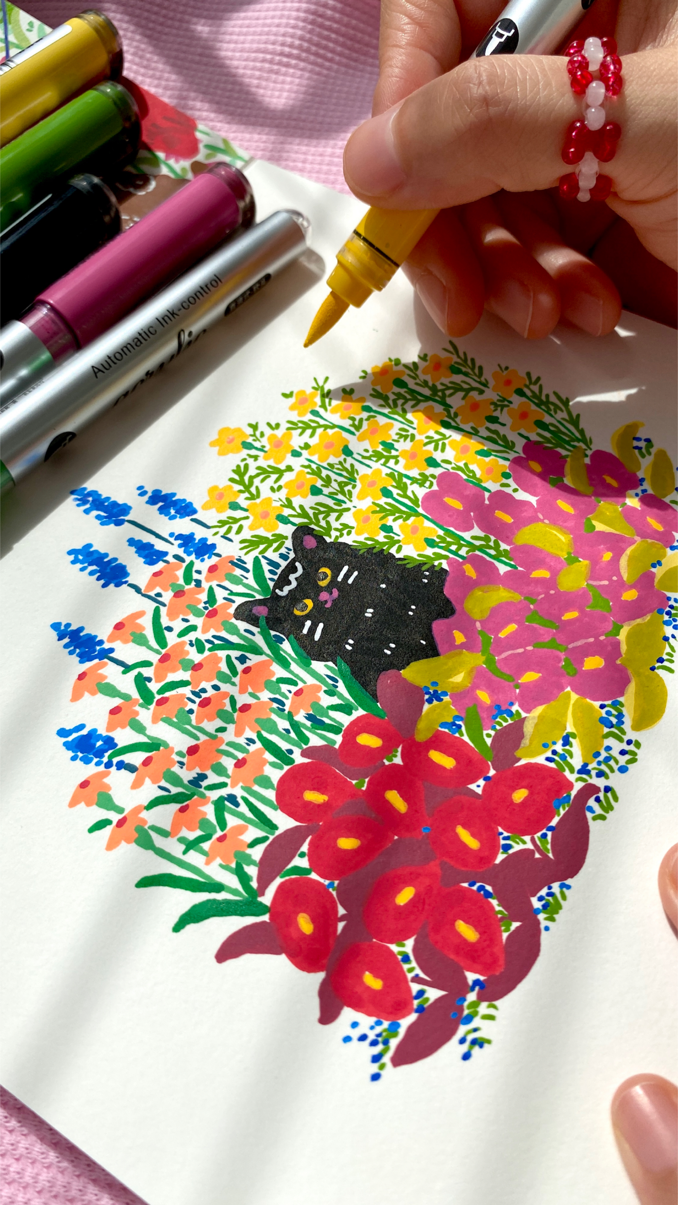 马克笔手绘小黑猫藏进春天的花丛中治愈插画