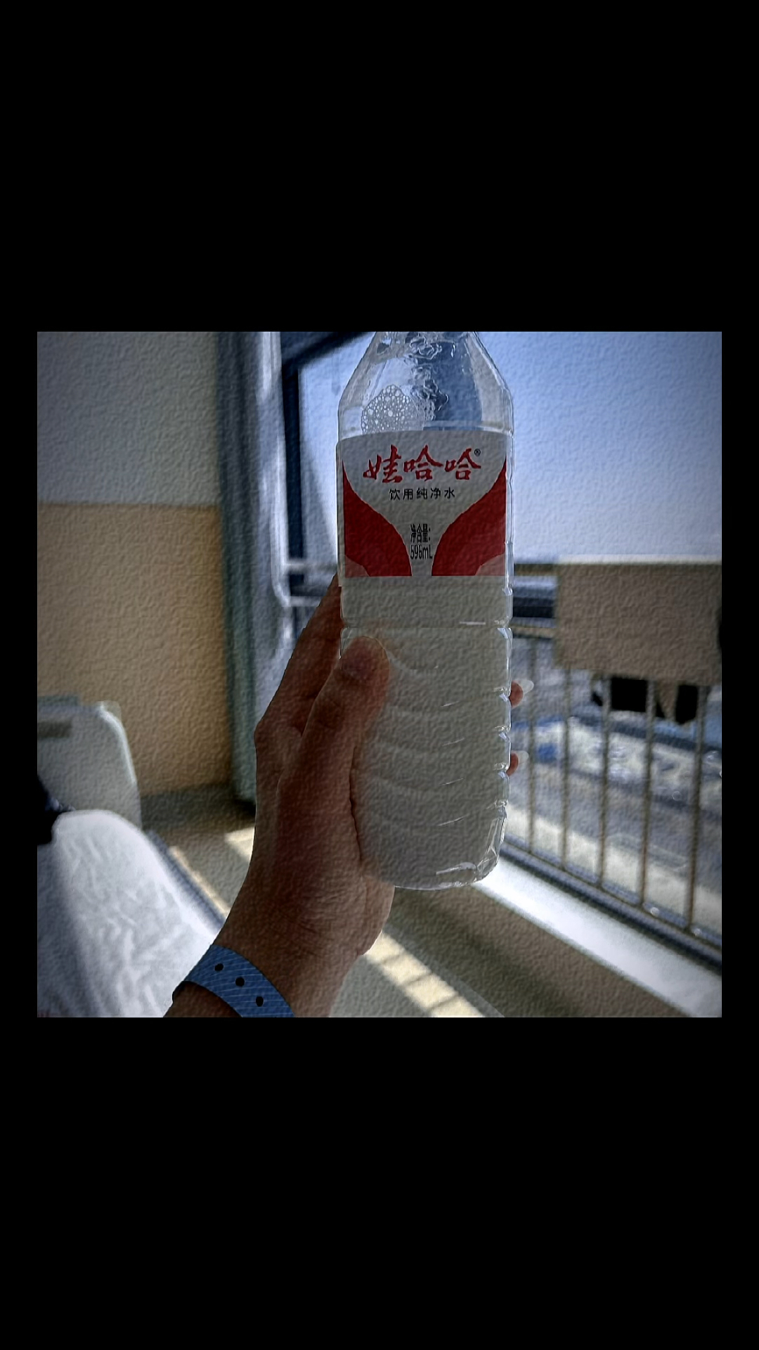 别想太多,成年人的烦恼和谁说都不合适。来杯娃哈哈牌牛奶