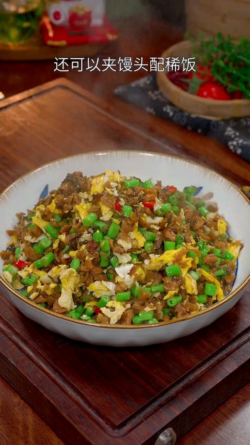 外婆菜炒豆角夹馒头配稀饭好吃的勒