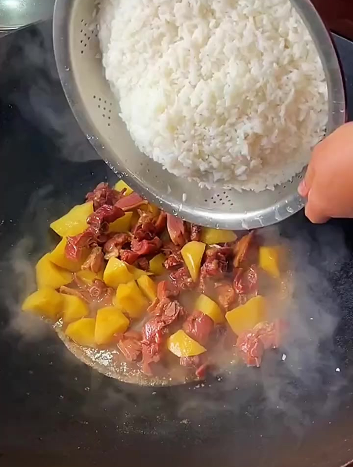 朋友们看好了 农村大锅做饭呢 做这美食就是好吃