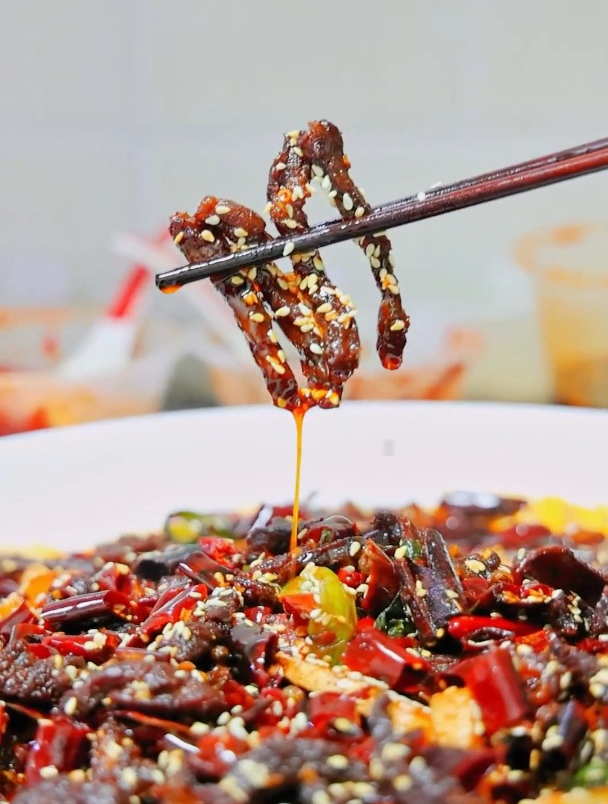 今天在家做一道下酒菜麻辣牛肉,五香味的麻辣过瘾