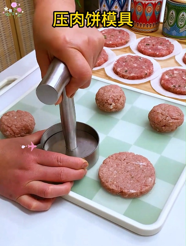 喜欢吃肉饼的在家就能做,用这个压肉饼模具,一分钟能做200个