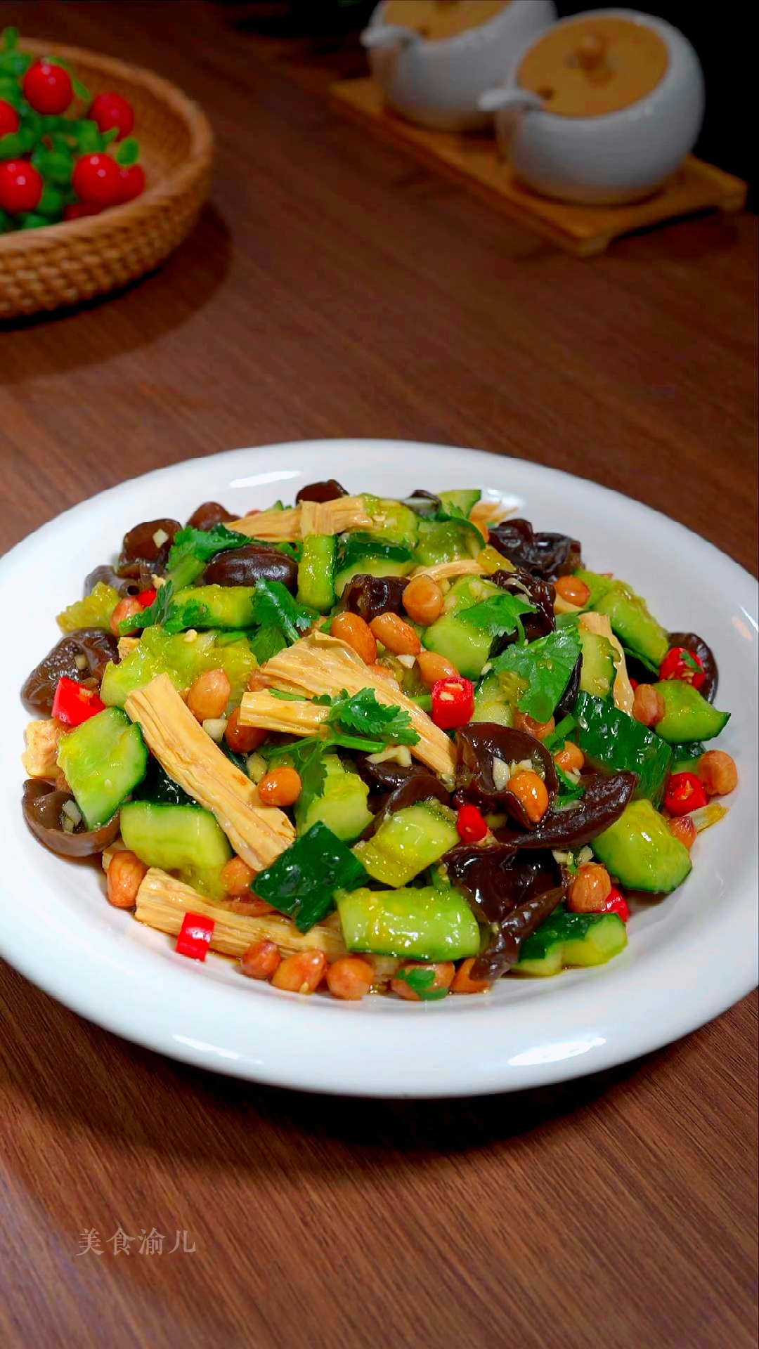 凉拌黄瓜,很多人第一步就错了,教你正确做法,无论放多久都翠绿