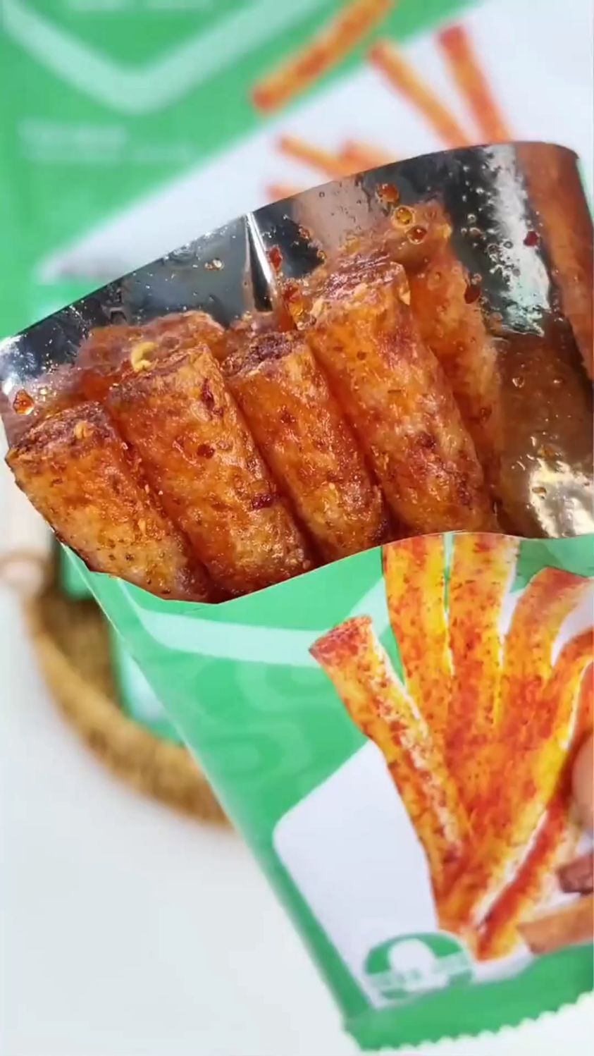 #妈呀太香了 #吃了还想吃的馋嘴小零食 良品铺子牛肉辣棒 辣味解馋