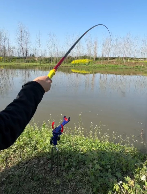 钓鱼想解放双手,鱼竿支架的选择并非越贵越好,关键看这几点!