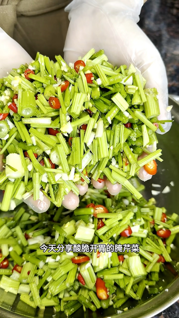 家里吃不完的芹菜可以腌制起来!酸脆又开胃,特别下饭