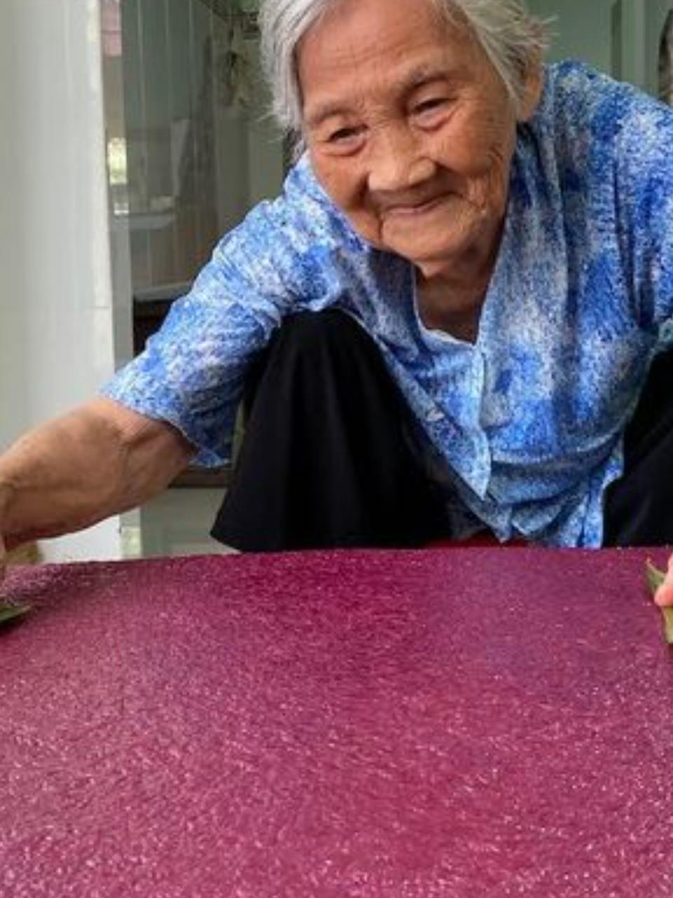 九旬赵奶奶紫色糯米饭摊:五十年如一日,手艺传承与信任积累2