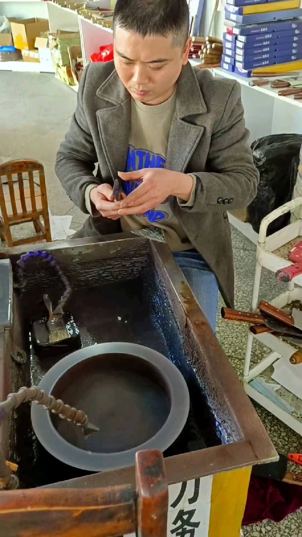 磨菜刀老手艺新方法,猪肉分割剔骨刀快速水磨手法方法。#磨刀