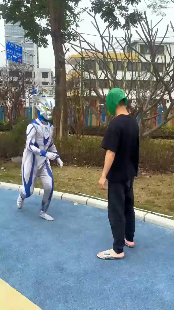 赛罗奥特曼和绿鱼头!