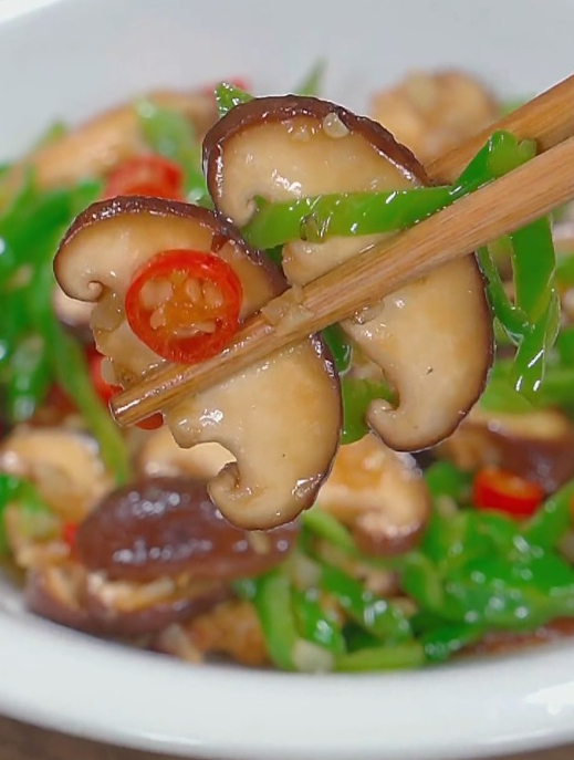 大鱼大肉都吃腻了,你就像我这样做个素炒香菇,做法简单又好吃
