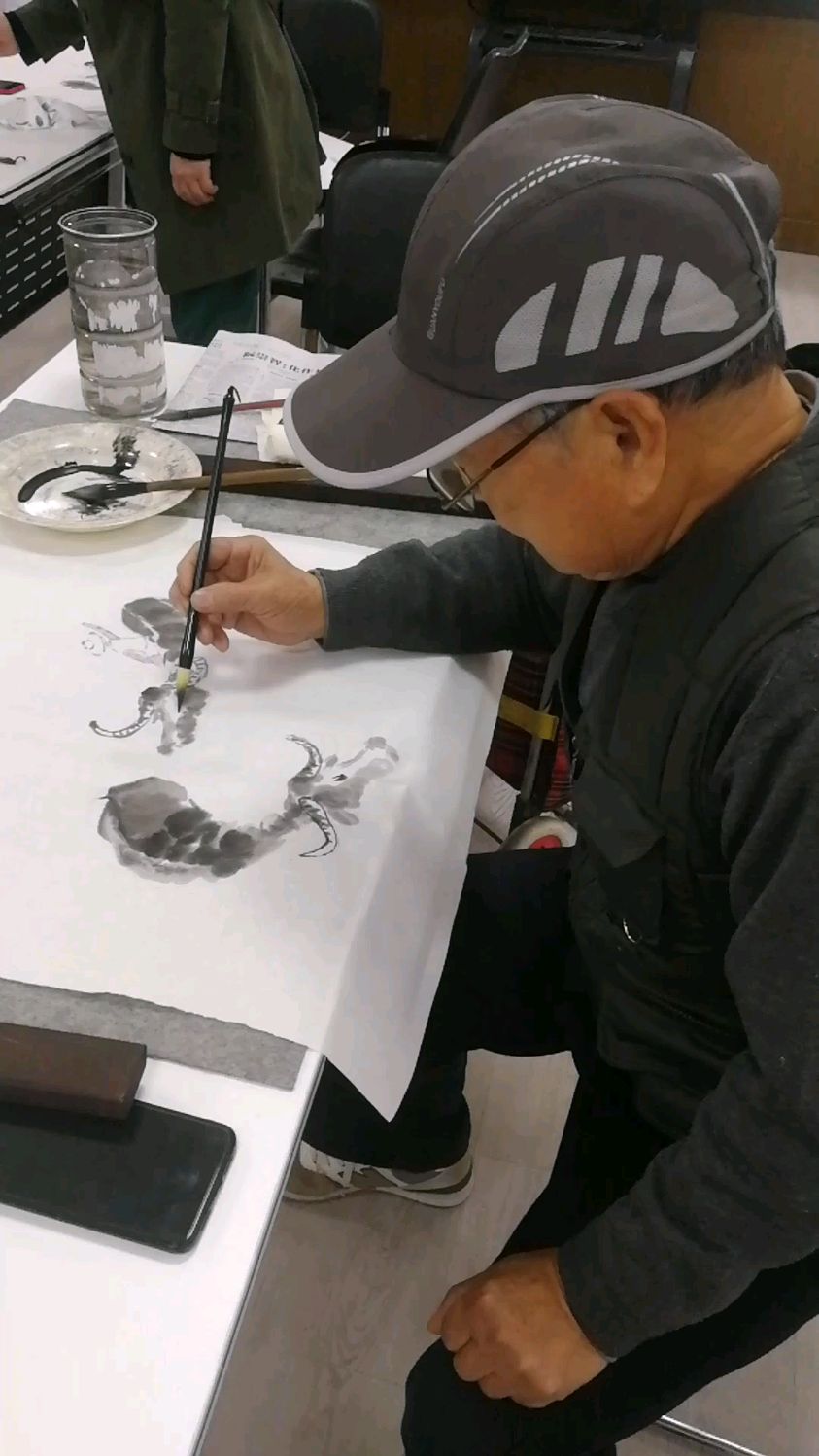 耄耋老人画国画“牧童遥指杏花村”(上官天遐教你画国画)