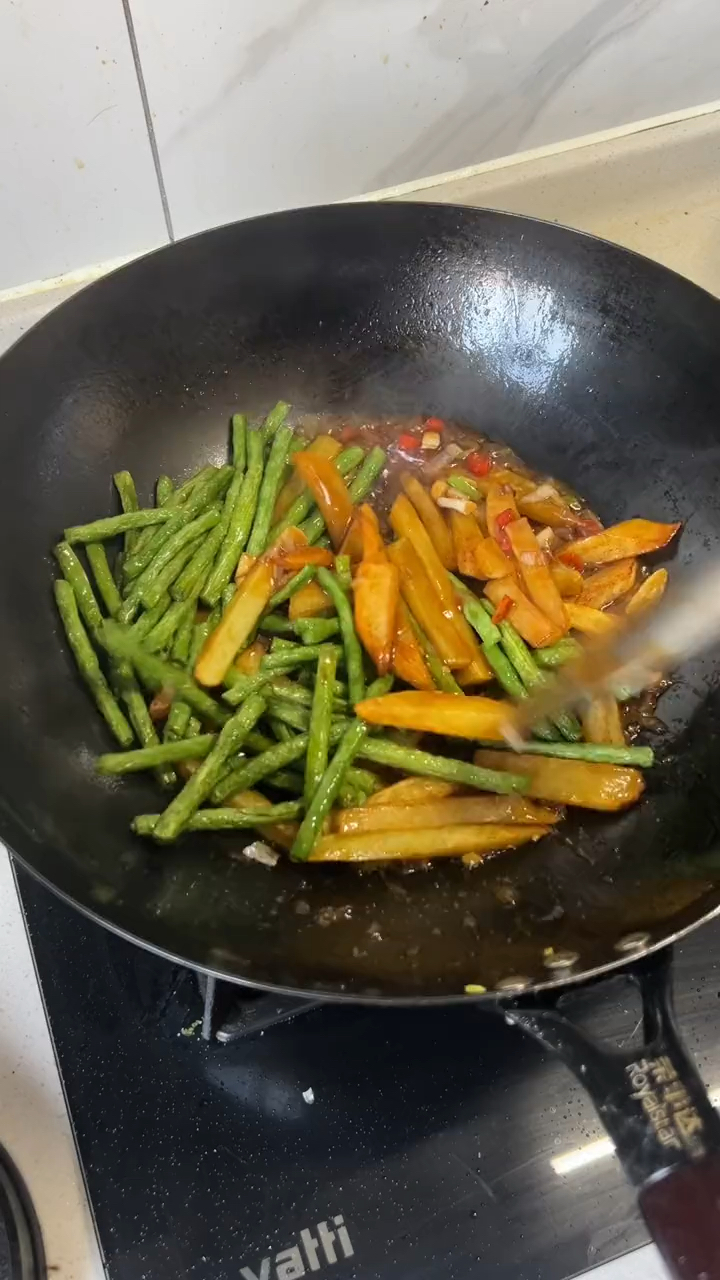 简单好做又好吃的土豆烧豆角盖饭