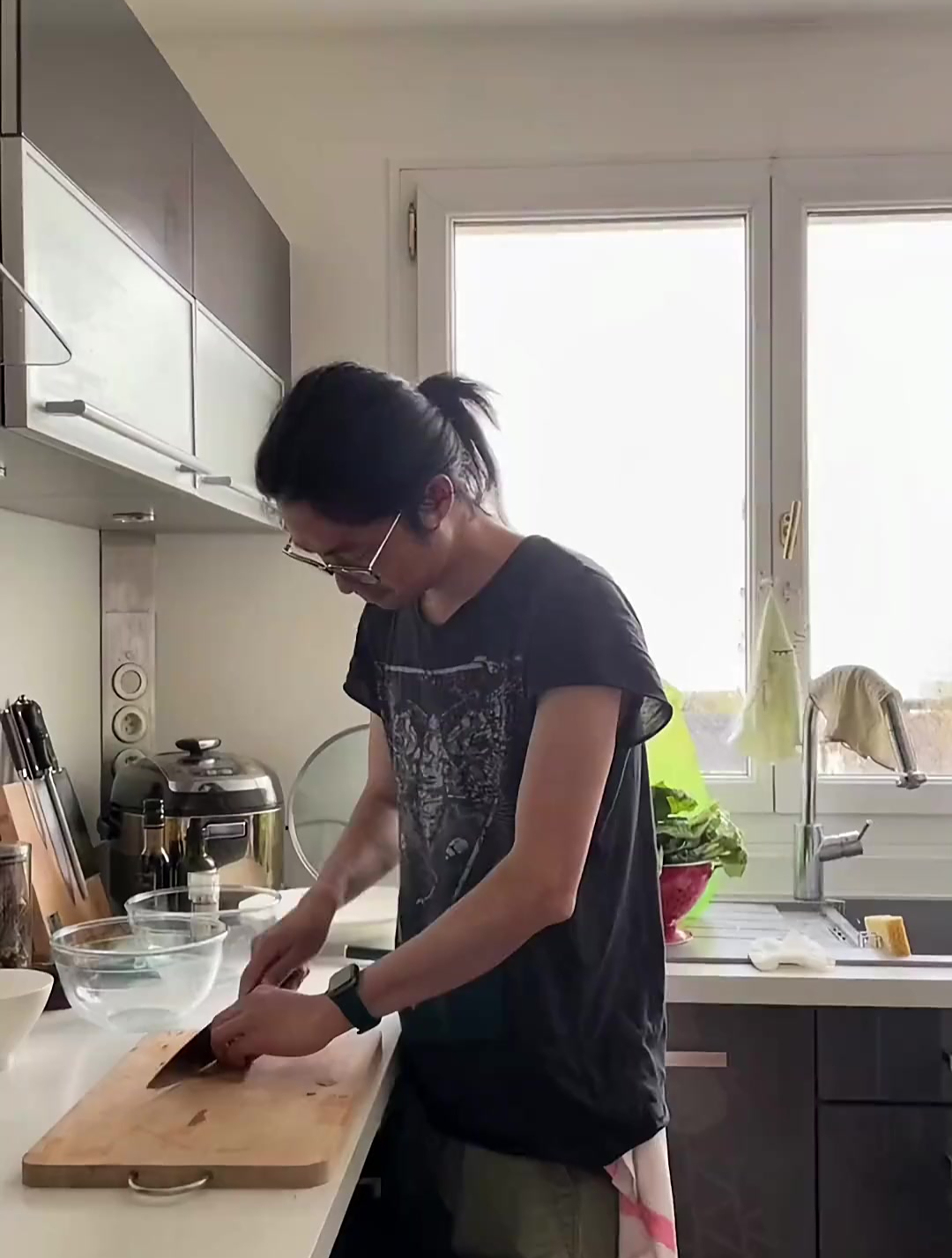 用鸡蛋来做一道传统开胃菜,冷热蛋鱼子酱